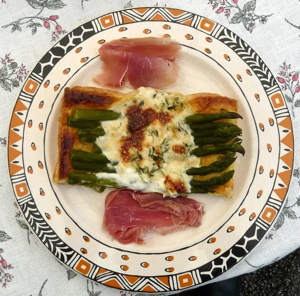 Foto von Spargeltarte mit Bärlauch – fertig angerichtet