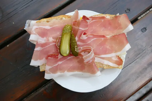 Foto von Südtiroler Speck hausgemacht – fertig angerichtet