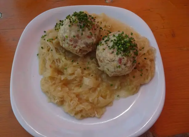 Foto von Klassische Tiroler Speckknödel – fertig angerichtet