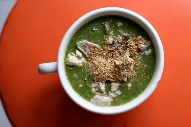 Foto von Klassische Cremige Spinatsuppe – fertig angerichtet