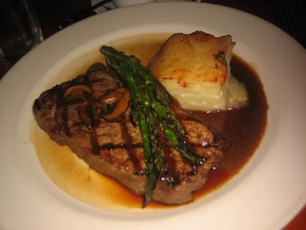 Foto von Klassische Französische Madeirasauce – fertig angerichtet