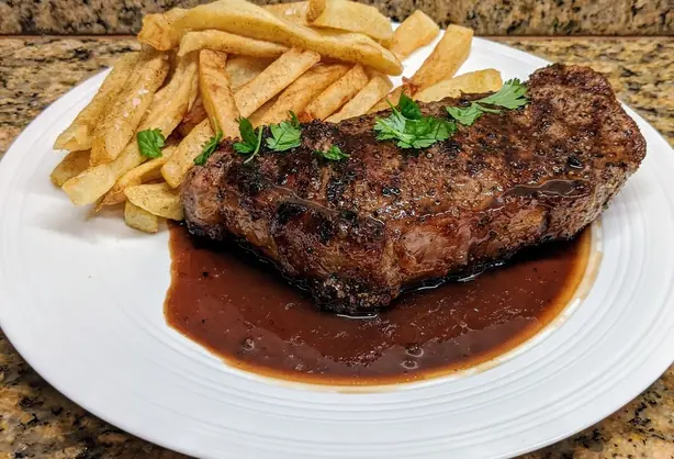 Foto von Französische Bordelaise-Sauce klassisch – fertig angerichtet