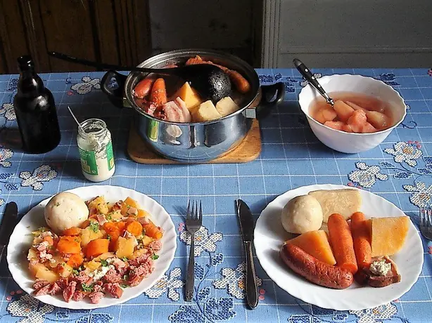Foto von Norddeutscher Steckrübeneintopf deftig – fertig angerichtet