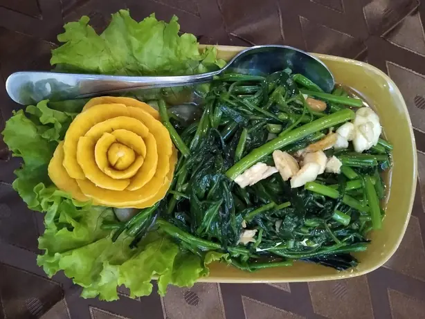 Foto von Isan-Bambussprossen-Salat scharf-sauer – fertig angerichtet