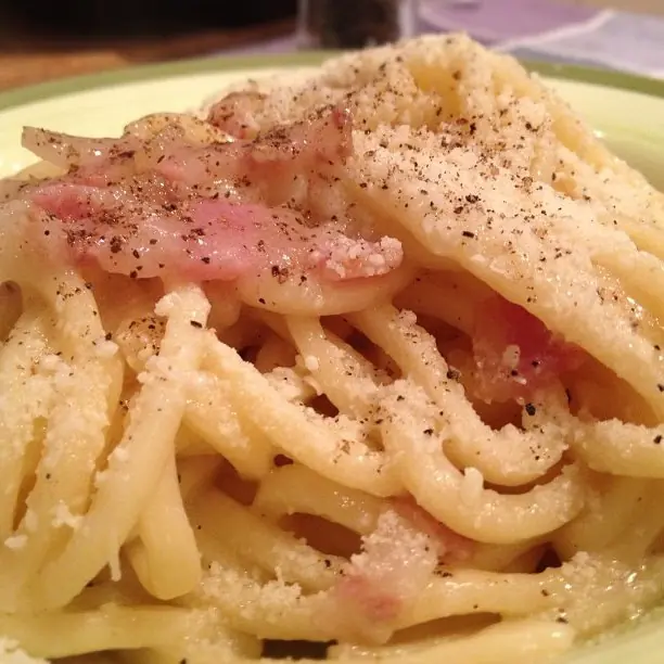 Foto von Spaghetti alla gricia klassisch – fertig angerichtet