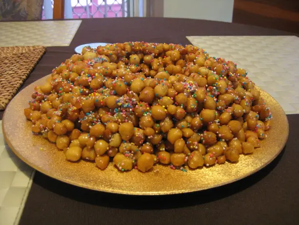 Foto von Klassische Neapolitanische Struffoli – fertig angerichtet