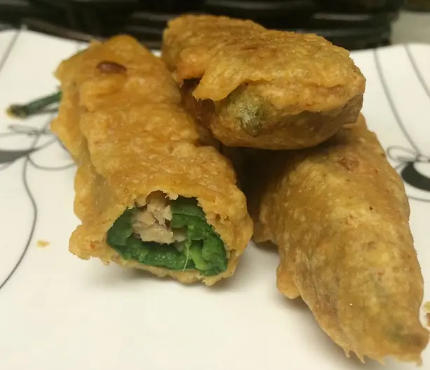 Foto von Indische Zwiebel-Bhaji frittiert – fertig angerichtet