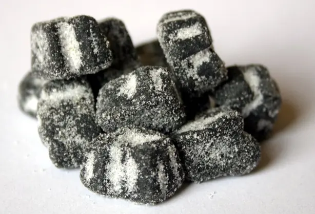 Foto von Nordisches Salmiak-Lakritz selbstgemacht – fertig angerichtet