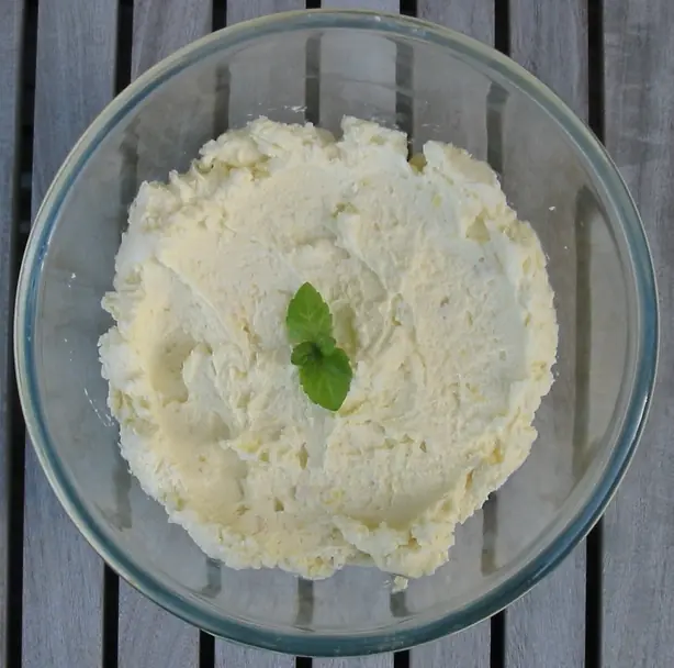 Foto von Englisches Zitronen-Syllabub Klassisch – fertig angerichtet