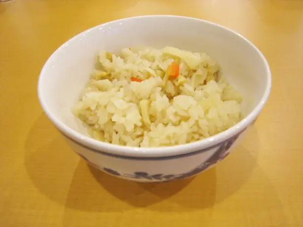 Foto von Japanisches Takikomi Gohan Klassisch – fertig angerichtet