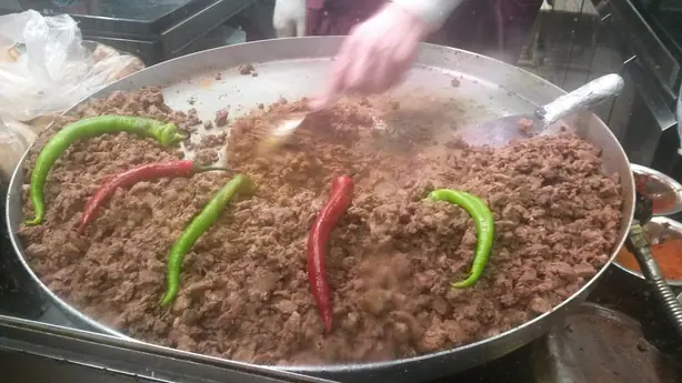 Foto von Türkisches Tantuni aus Mersin – fertig angerichtet