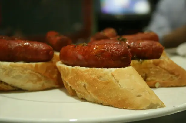 Foto von Hausgemachte Chistorra aus Navarra – fertig angerichtet