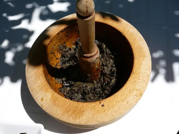 Foto von Provenzalische Olivenpaste Tapenade (2) – fertig angerichtet