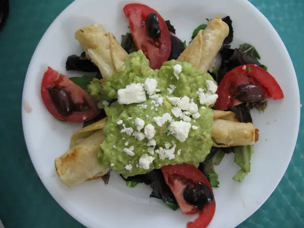 Foto von Mexikanische Hähnchen-Taquitos – fertig angerichtet