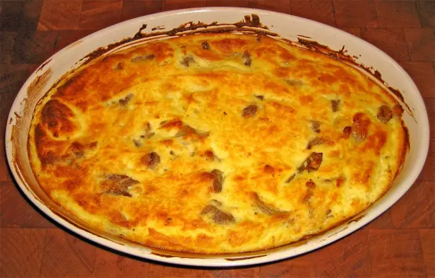 Foto von Klassischer Albanischer Tavë Kosi – fertig angerichtet