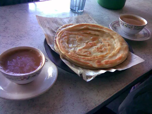 Foto von Indisches Paratha Fladenbrot – fertig angerichtet