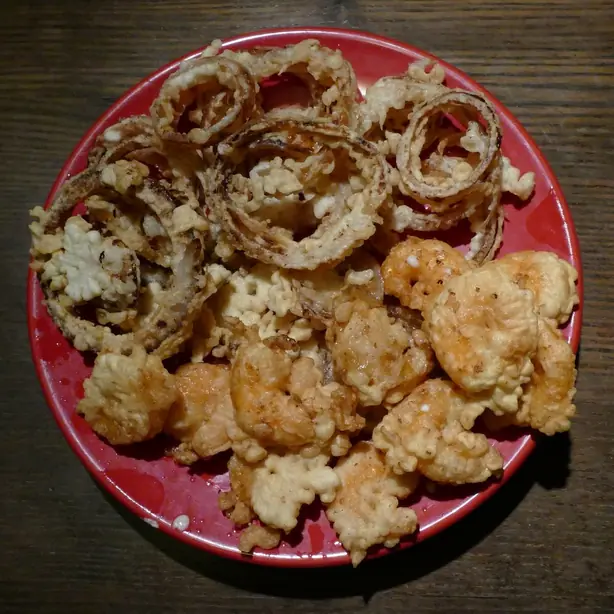 Foto von Zwiebel-Garnelen-Tempura – fertig angerichtet