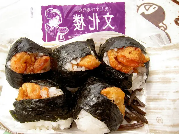 Foto von Japanische Ten-musu Reisbällchen – fertig angerichtet