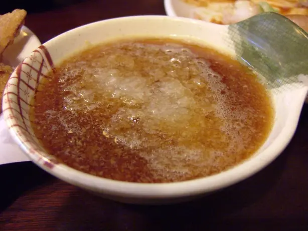 Foto von Japanische Tentsuyu Tempura-Sauce – fertig angerichtet