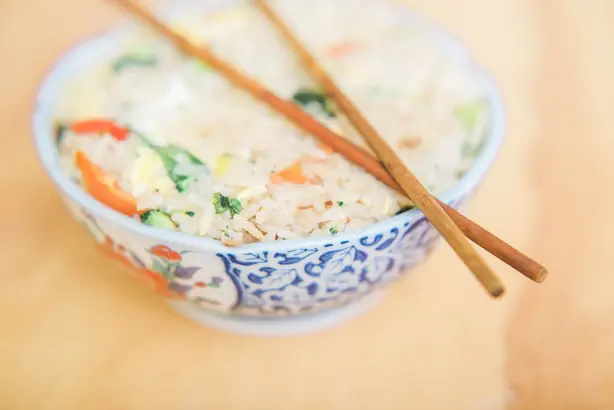Foto von Peruanischer Arroz Chaufa mit Huhn – fertig angerichtet