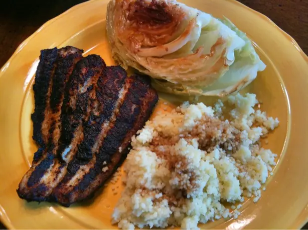 Foto von Cajun-Blackened-Fisch mit Kräuterkruste – fertig angerichtet