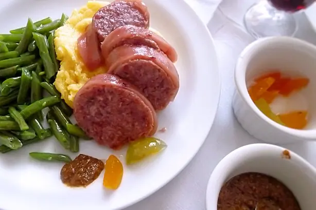 Foto von Italienischer Zampone mit Linsen – fertig angerichtet