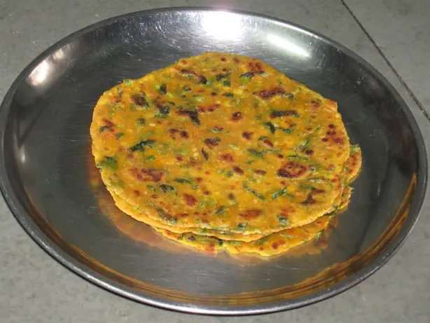 Foto von Gujarati Methi Dhebra Klassisch – fertig angerichtet