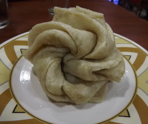 Foto von Tibetisches Dampfbrot Tingmo – fertig angerichtet