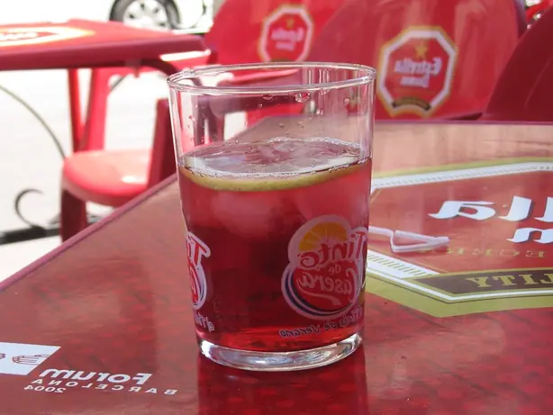 Foto von Spanischer Tinto de Verano klassisch – fertig angerichtet