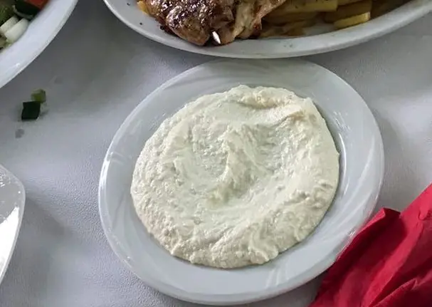 Foto von Griechische Tirosalata Käsecreme – fertig angerichtet