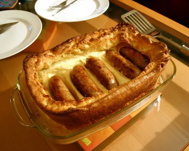 Foto von Klassischer Toad in the Hole – fertig angerichtet