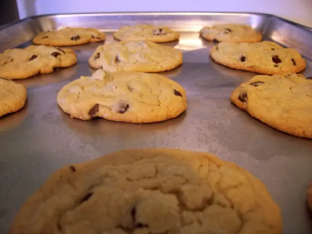 Foto von Klassische Chocolate Chip Cookies – fertig angerichtet