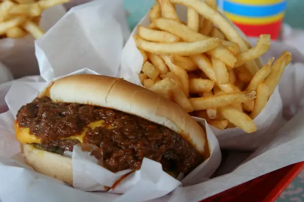 Foto von Kalifornischer Chili Burger Original – fertig angerichtet