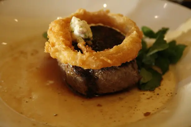 Foto von Baseball-Steak vom Rind, gegrillt – fertig angerichtet