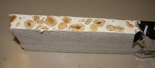 Foto von Spanischer Turrón Duro klassisch – fertig angerichtet