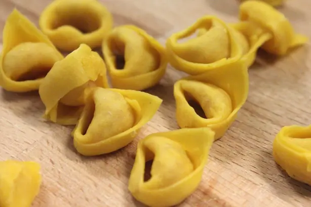 Foto von Klassische Tortellini in Brodo – fertig angerichtet