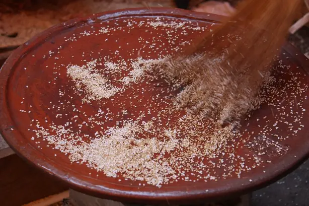 Tostando amaranto en comal de barro – Foto: Juanscott (CC BY-SA 4.0)