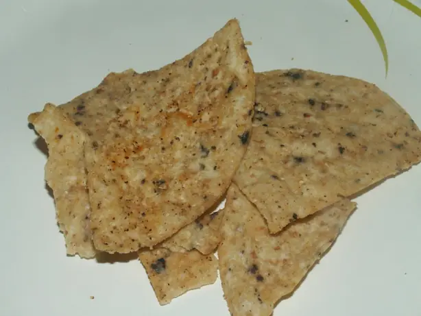 Foto von Knusprige Bohnen-Chips aus schwarzen Bohnen – fertig angerichtet