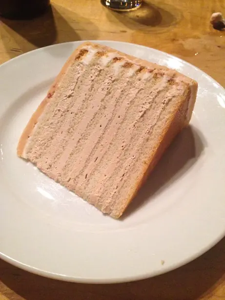 Foto von New Orleans Doberge Cake Klassisch – fertig angerichtet