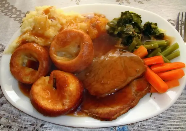 Foto von Englischer Yorkshire Pudding klassisch – fertig angerichtet