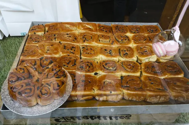 Foto von Klassische Englische Chelsea Buns – fertig angerichtet