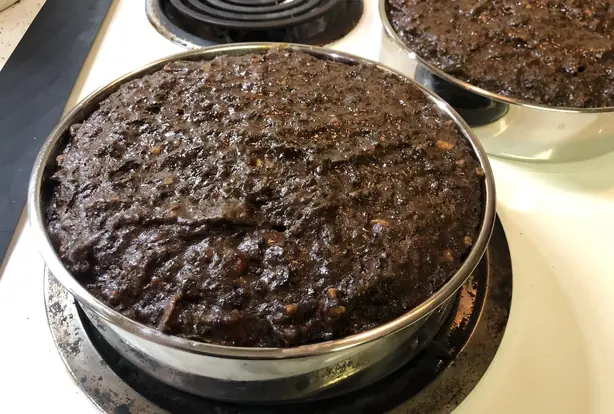 Foto von Karibischer Rumkuchen 'Black Cake' – fertig angerichtet