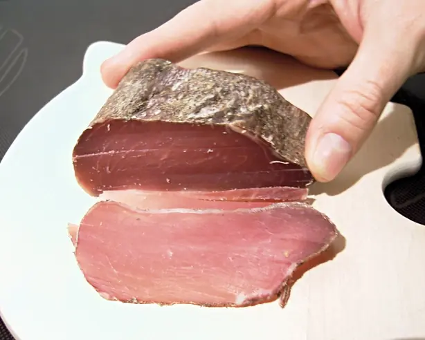 Foto von Walliser Trockenfleisch hausgemacht – fertig angerichtet