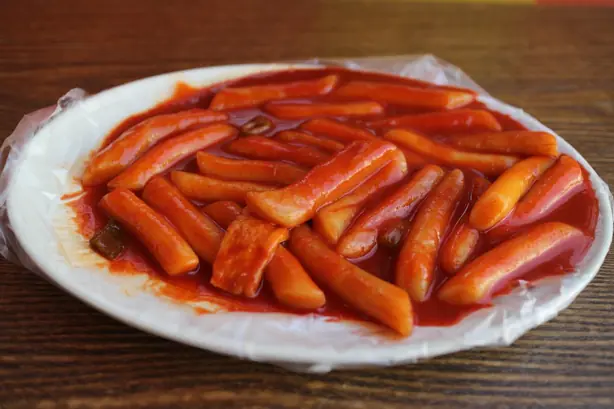 Foto von Scharfe Koreanische Tteokbokki – fertig angerichtet