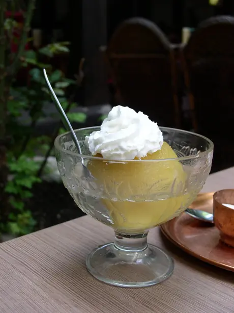 Foto von Bosnische Tufahija Walnussäpfel – fertig angerichtet