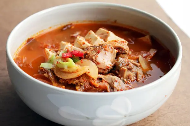 Foto von Koreanischer Kimchi-Eintopf Kimchi-jjigae – fertig angerichtet