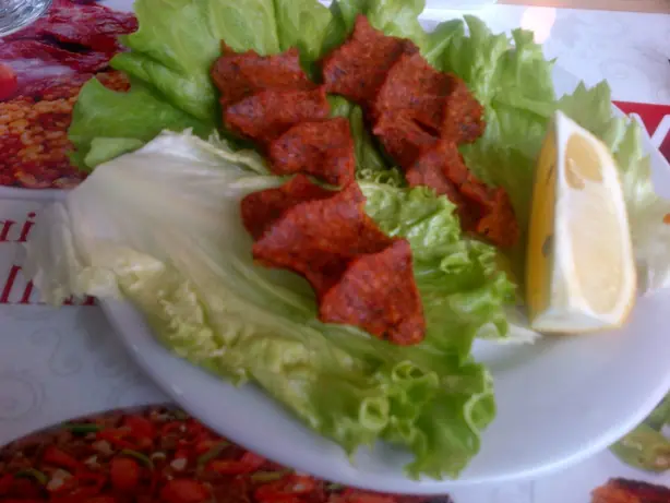 Foto von Klassische Çiğ Köfte – fertig angerichtet