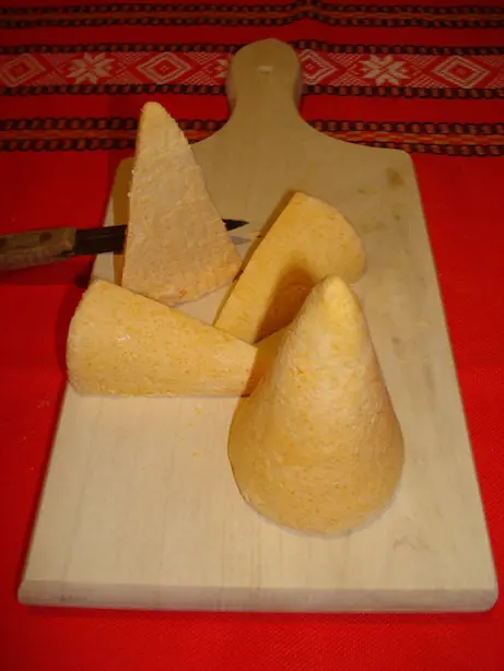 Foto von Kroatischer Turoš Käsekegel – fertig angerichtet