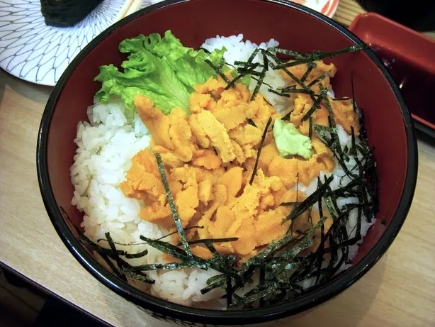 Foto von Japanisches Seeigel-Sashimi Uni – fertig angerichtet