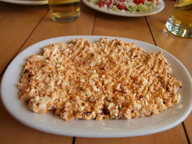 Foto von Südserbischer Urnebes Käsesalat – fertig angerichtet